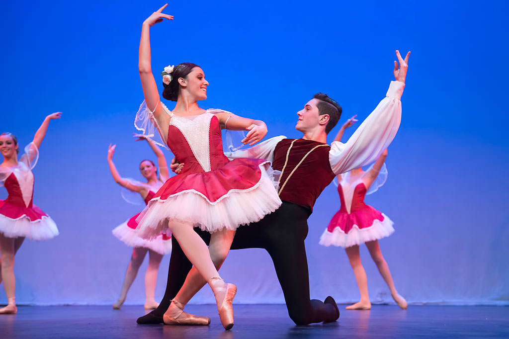 ballet dancers on stage sydney